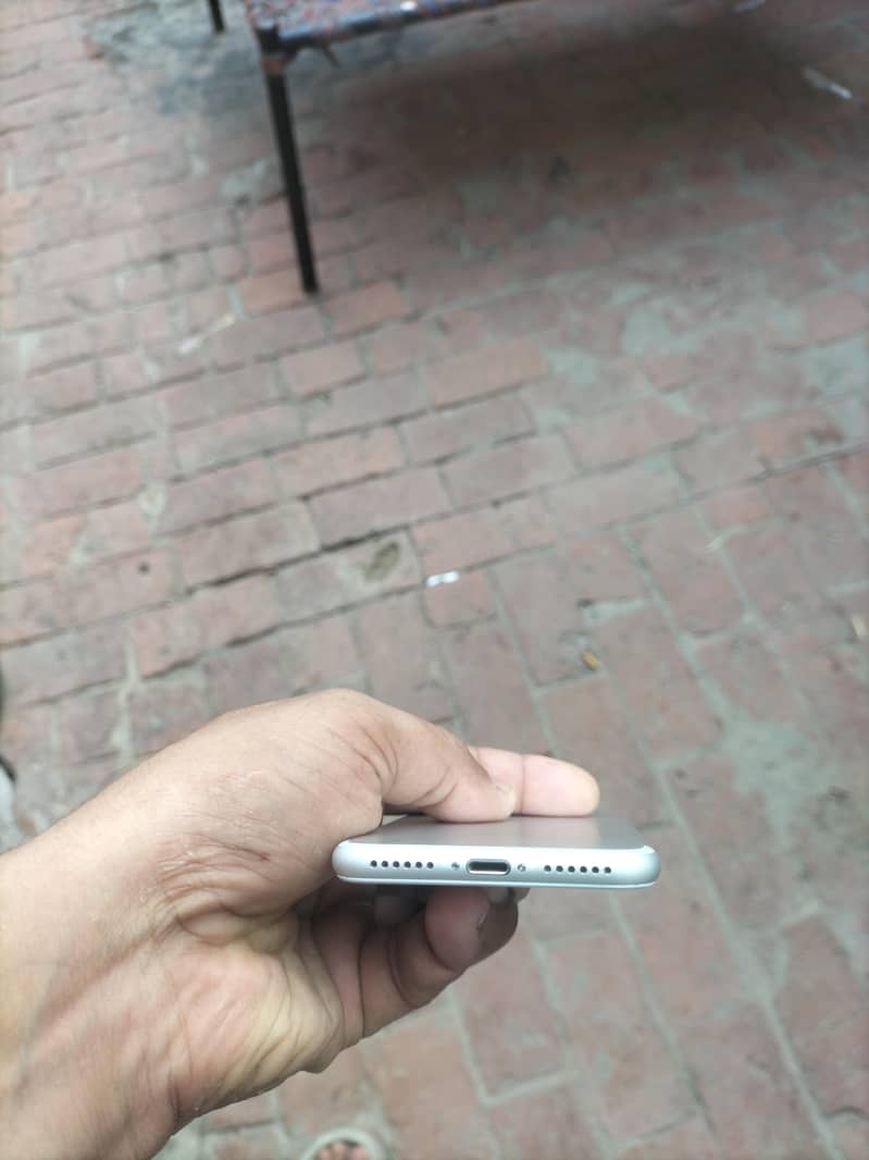 Apple iPhone 7 3