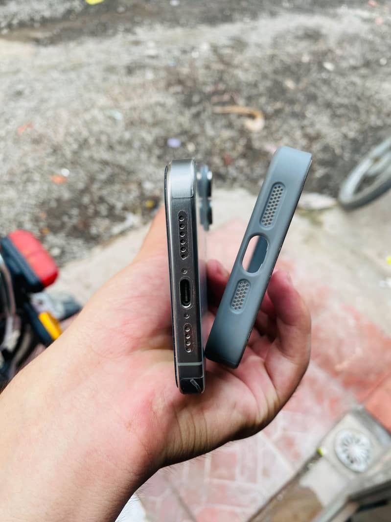 Apple iPhone 15 Pro Max 3