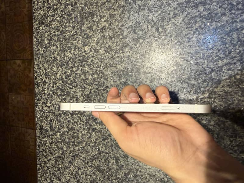 Apple iPhone 13 2