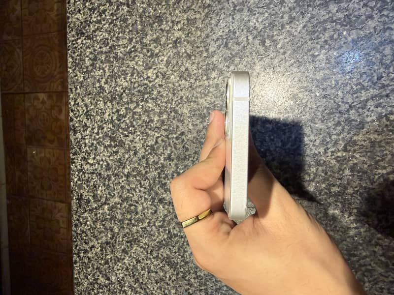 Apple iPhone 13 5