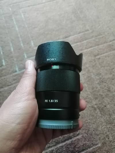 sony 35 1.8 with box no issue