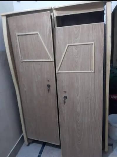 wardrobe for urgent sale Rs 3000