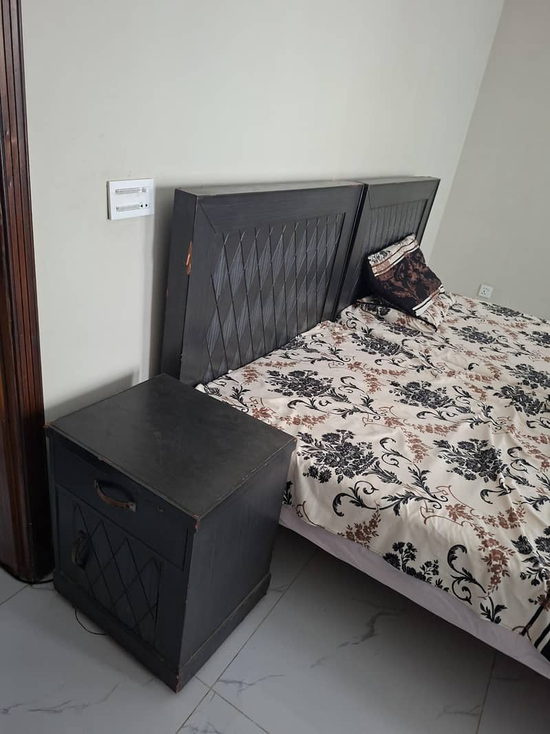 1 double bed, 2 single beds, side & dressing table 1