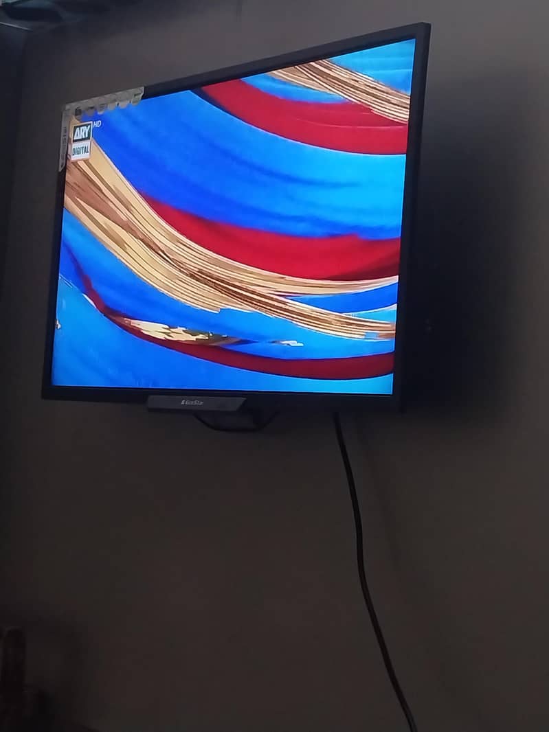 32" LED 0