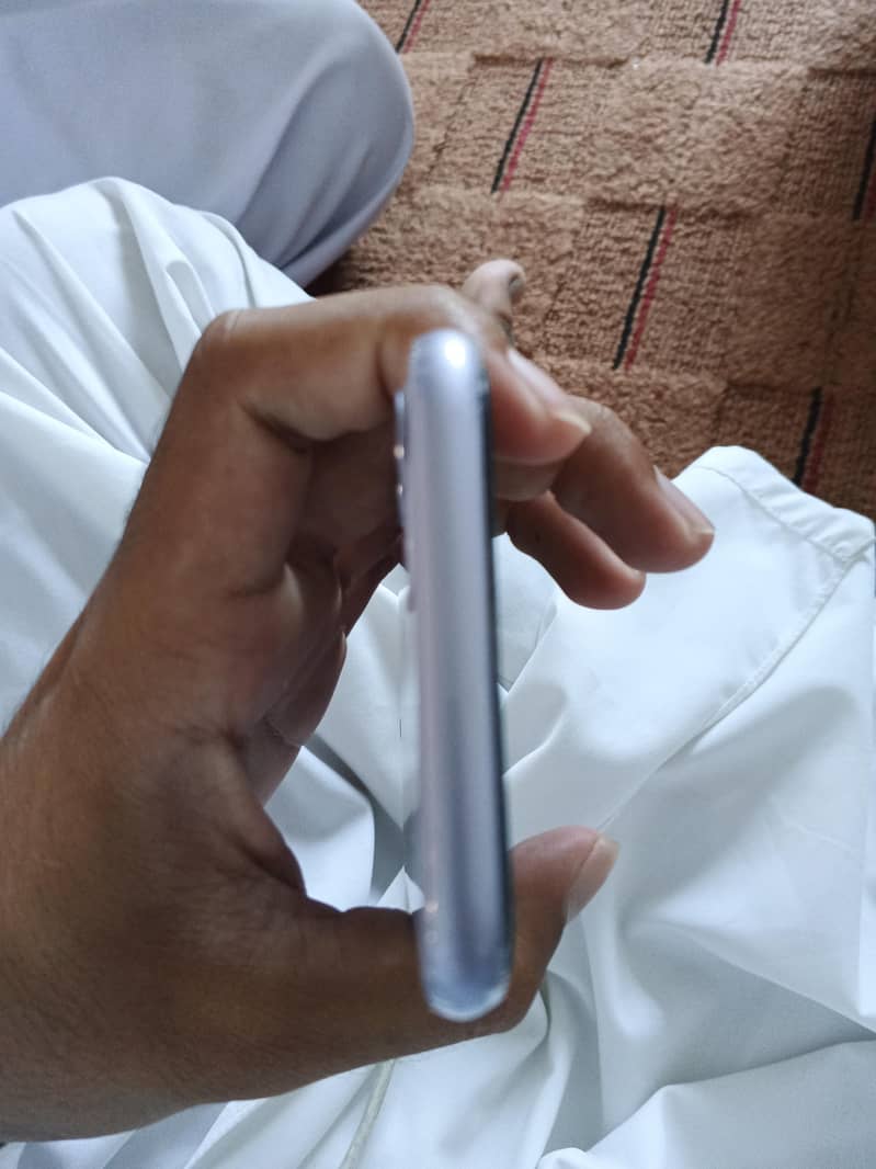 Apple iPhone 11 4