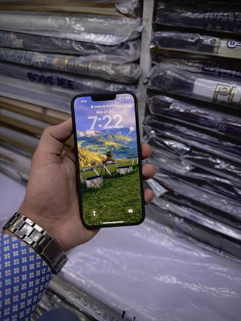 Apple iPhone 13 1