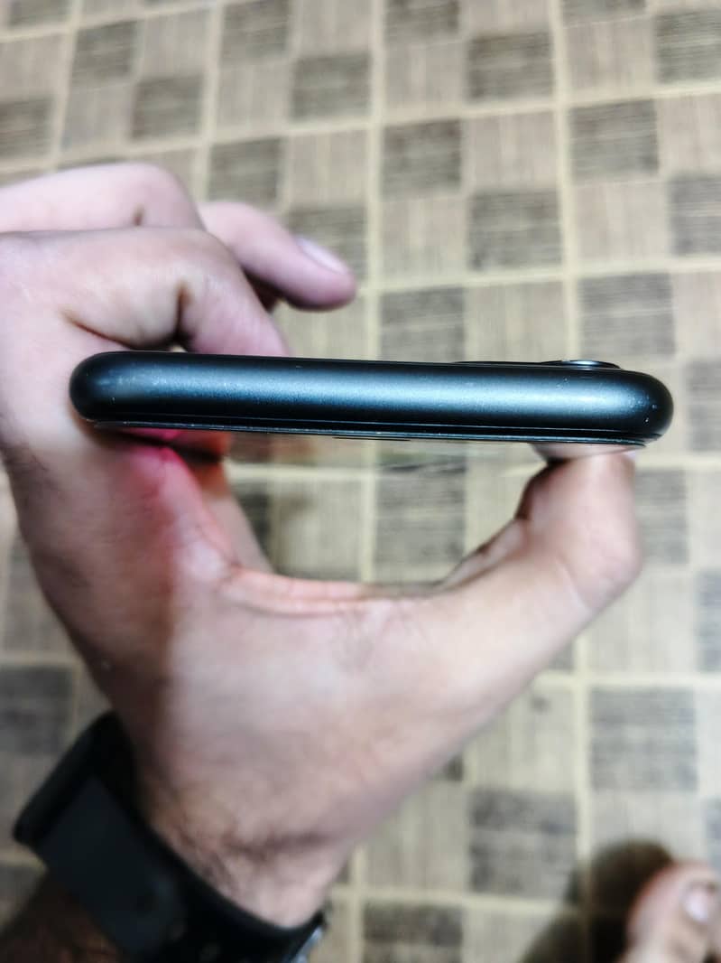 Apple iPhone 11 4