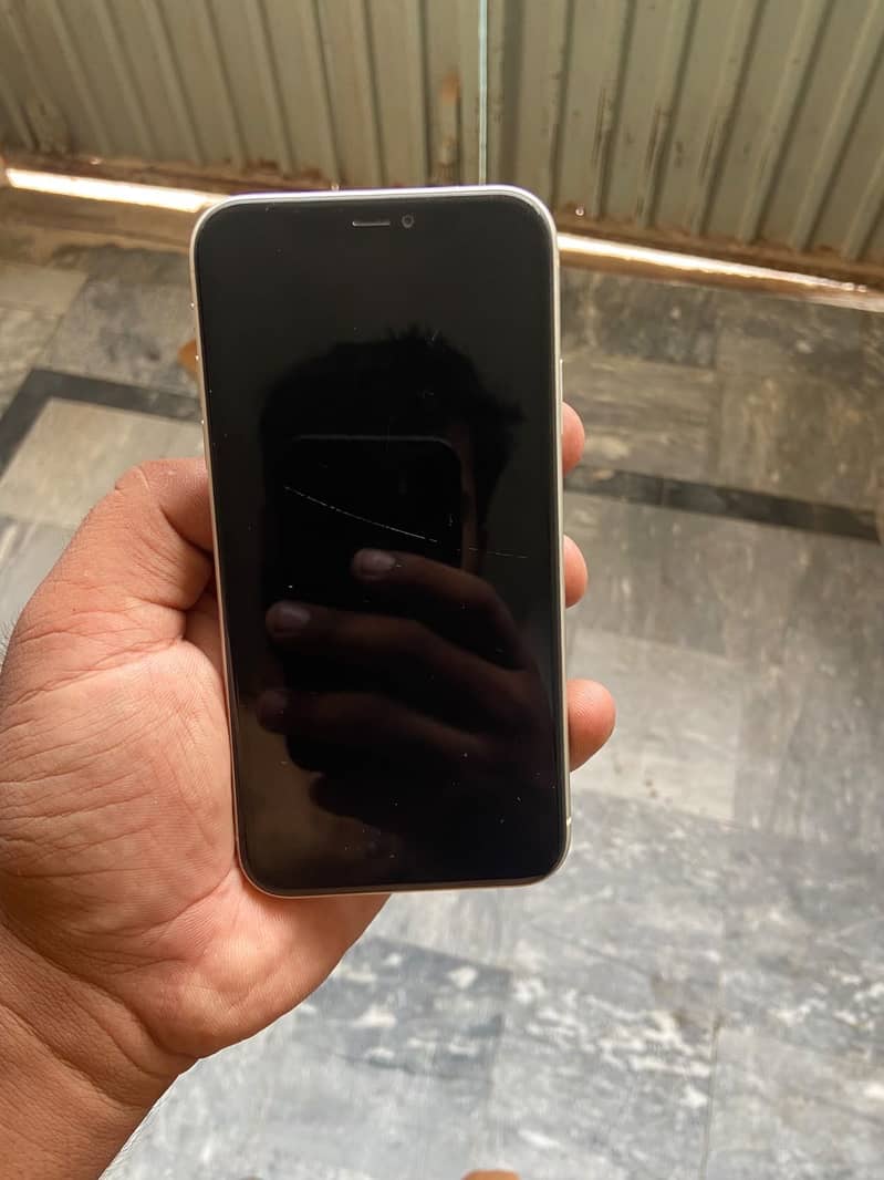 Apple iPhone 11 4
