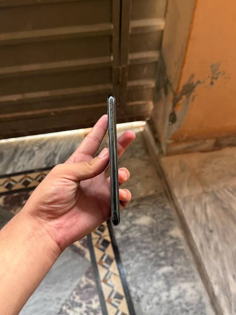 Apple iPhone 11 Pro 2