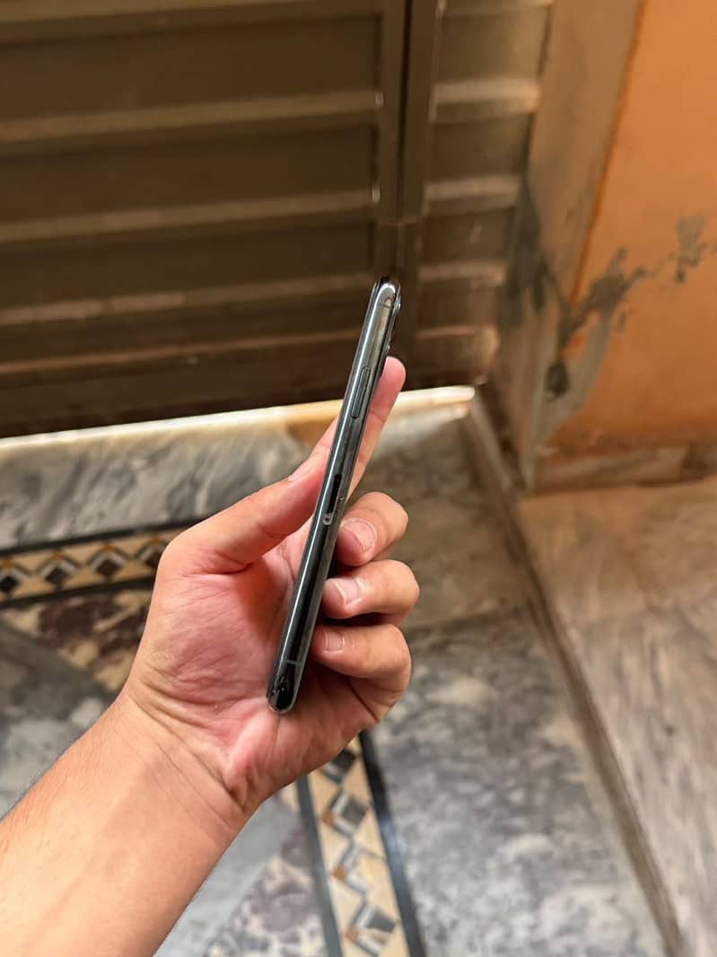 Apple iPhone 11 Pro 4