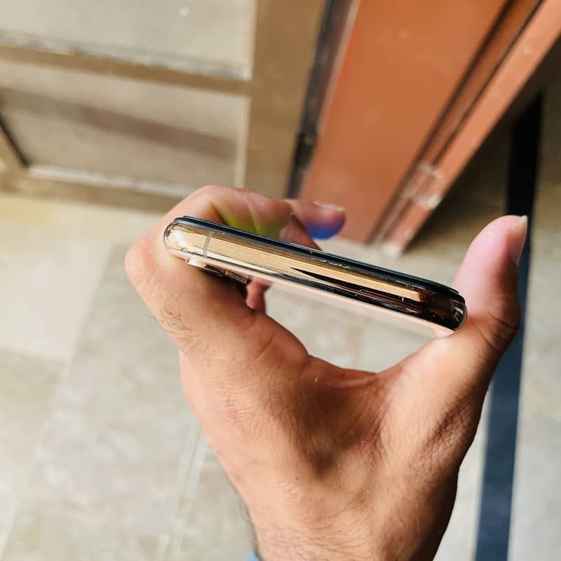 Apple iPhone XS 3