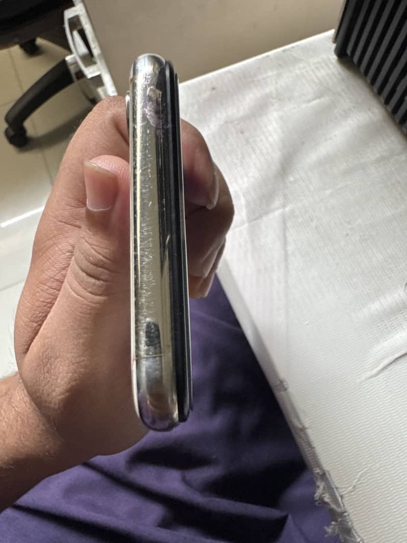 Apple iPhone X 4