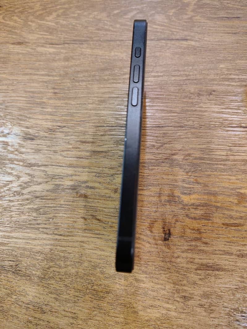 Apple iPhone 16e 2