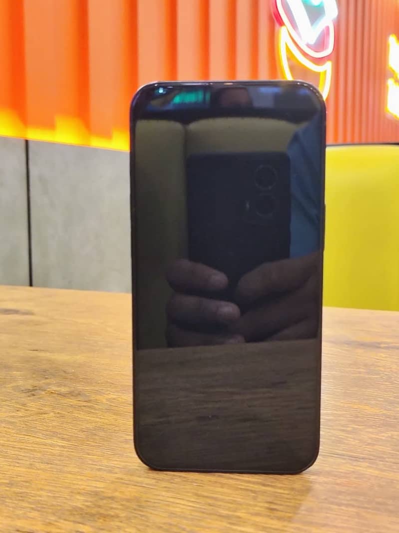 Apple iPhone 16e 4