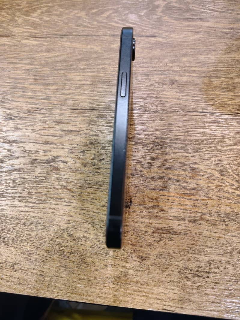 Apple iPhone 16e 5