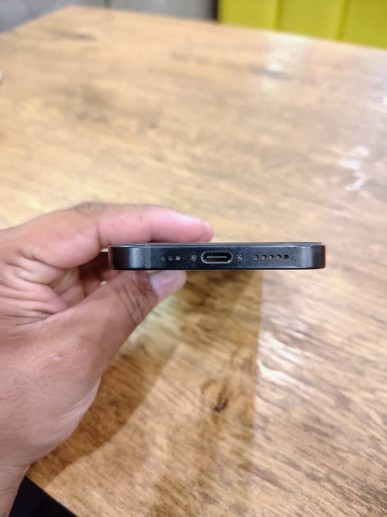 Apple iPhone 16e 6