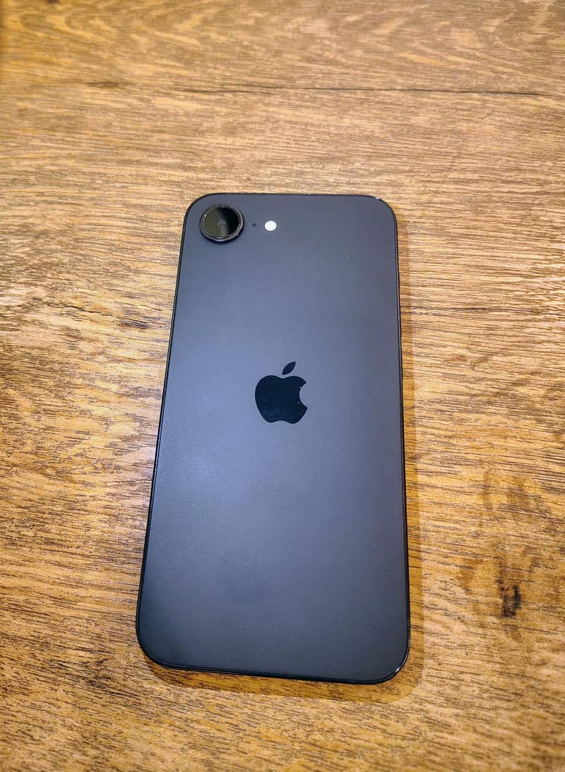 Apple iPhone 16e 7