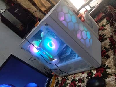 Ryzen 5 7600 , Rtx 4060 8gb , 16 gb ram ddr5 lexar,