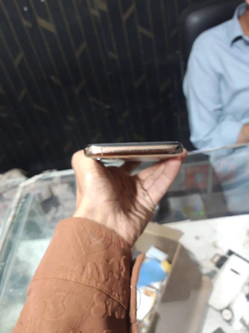 Apple iPhone 11 Pro 4