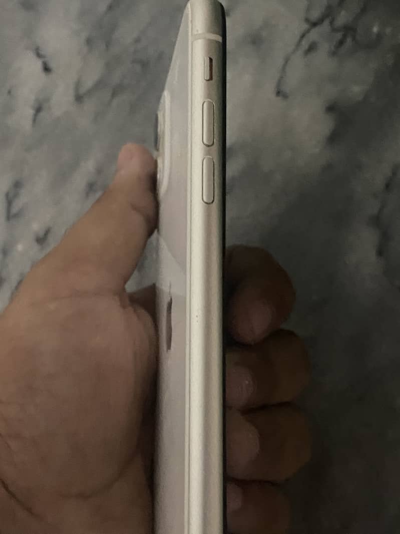 Apple iPhone 11 4