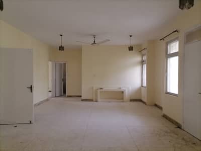 Prime Location 10 Marla Flat For rent In The Perfect Location Of Askari 5