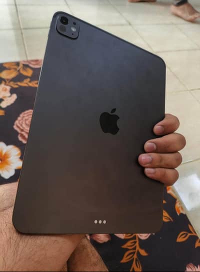 ipad pro m5 for sell. p313 4935014