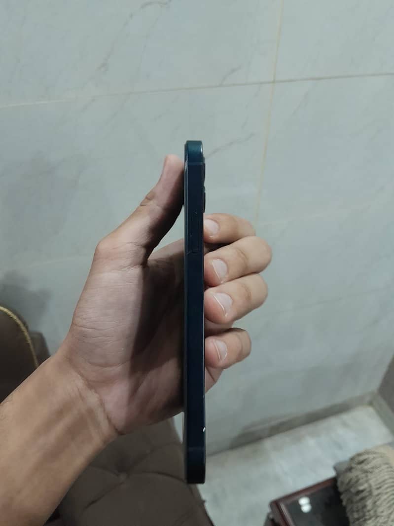Apple iPhone 12 4