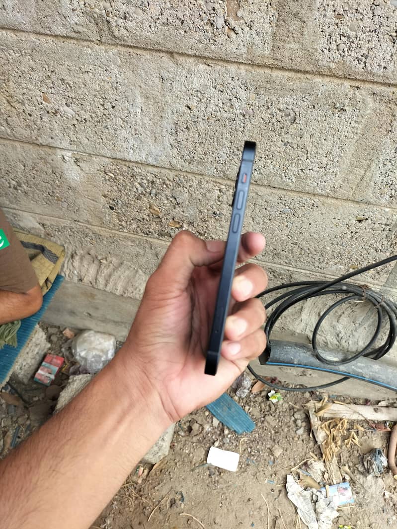 Apple iPhone 12 4