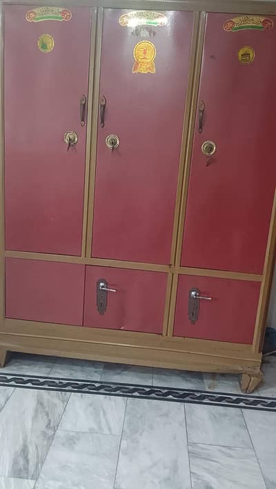almari 3 doors with lock keys