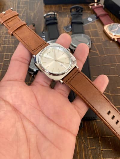 Tomi leather watch classy look