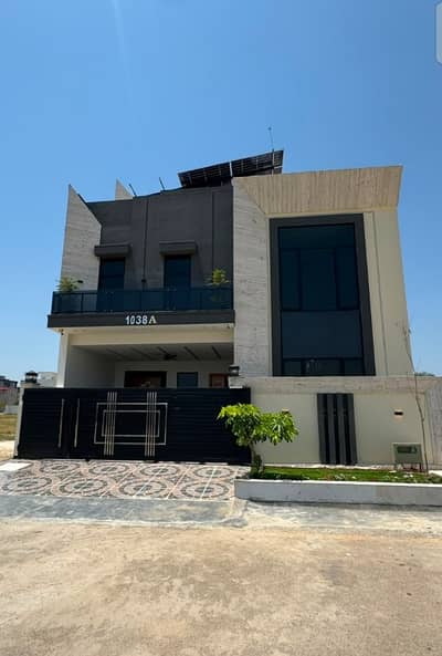 10 Marla Luxury House For Sale - Your Dream Home Awaits!*Located In A Premium Gated Society With _all Modern Amenities_, This Stunning 10 Marla Residence Is Priced At *Rs:5.85 Cr* - Perfect For Those Who Value Elegance, Comfort & Status