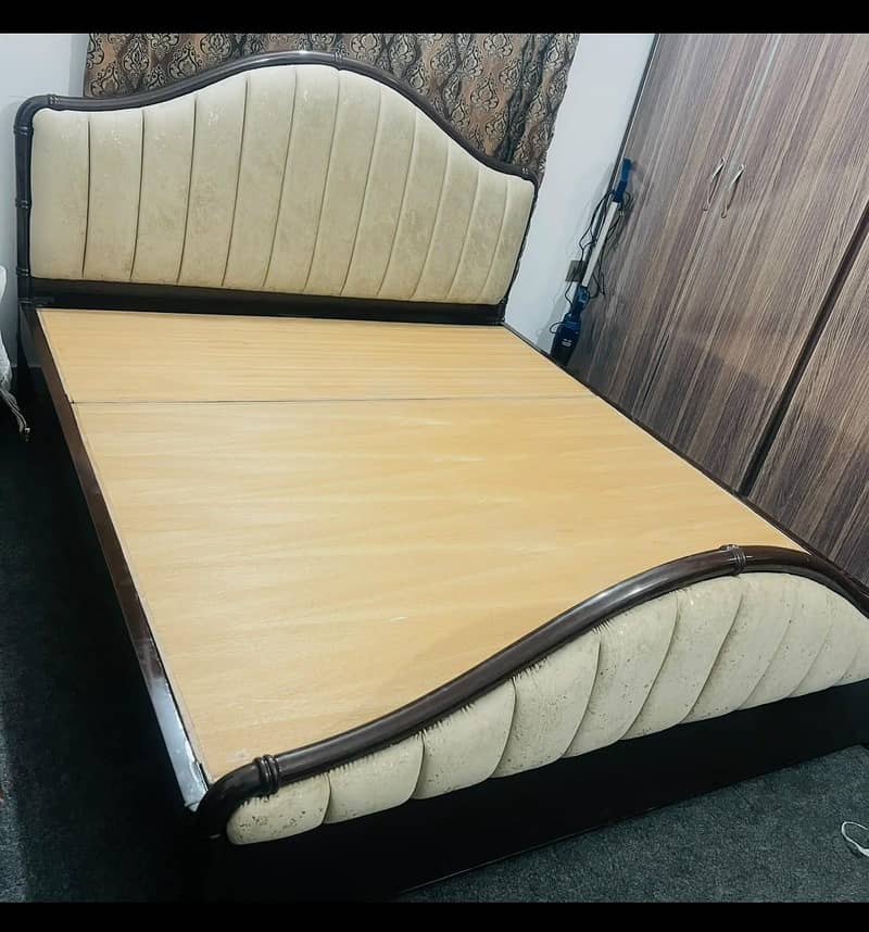King size bed 0