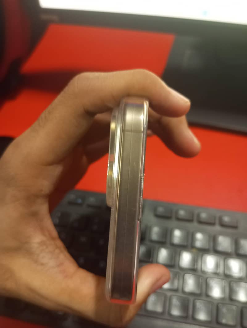 Apple iPhone 16 Pro Max 3