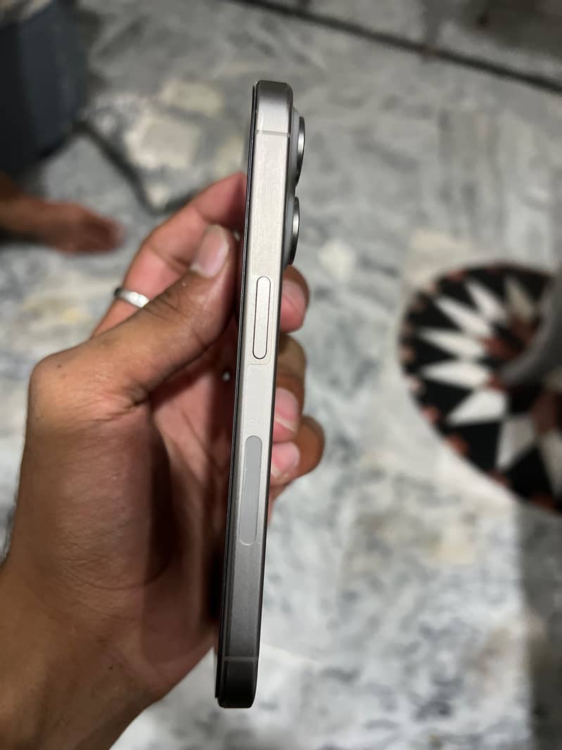Apple iPhone 15 Pro 3