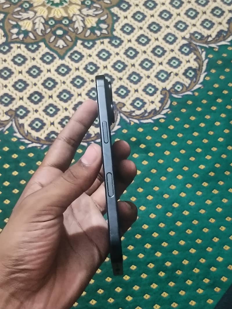Apple iPhone 16 2