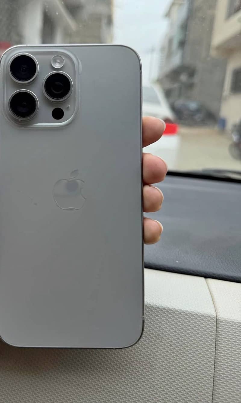 Apple iPhone 15 Pro Max 2