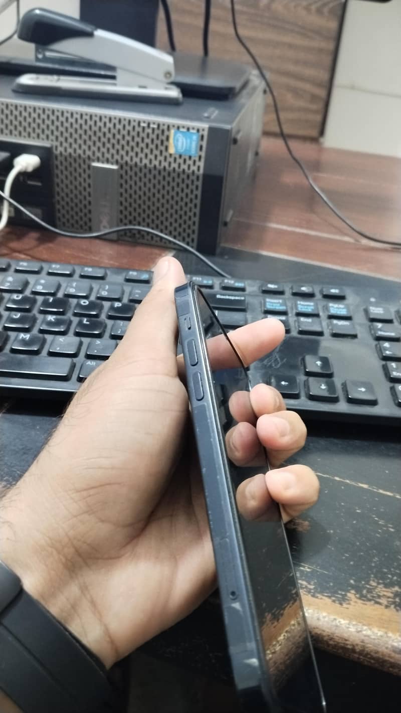 Apple iPhone 12 4