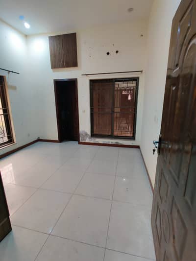 5 MARLA UPPER PORTION FOR RENT IN EDEN BOLUEVARD HOUSING SOCIETY COLLEGE ROAD LAHORE .