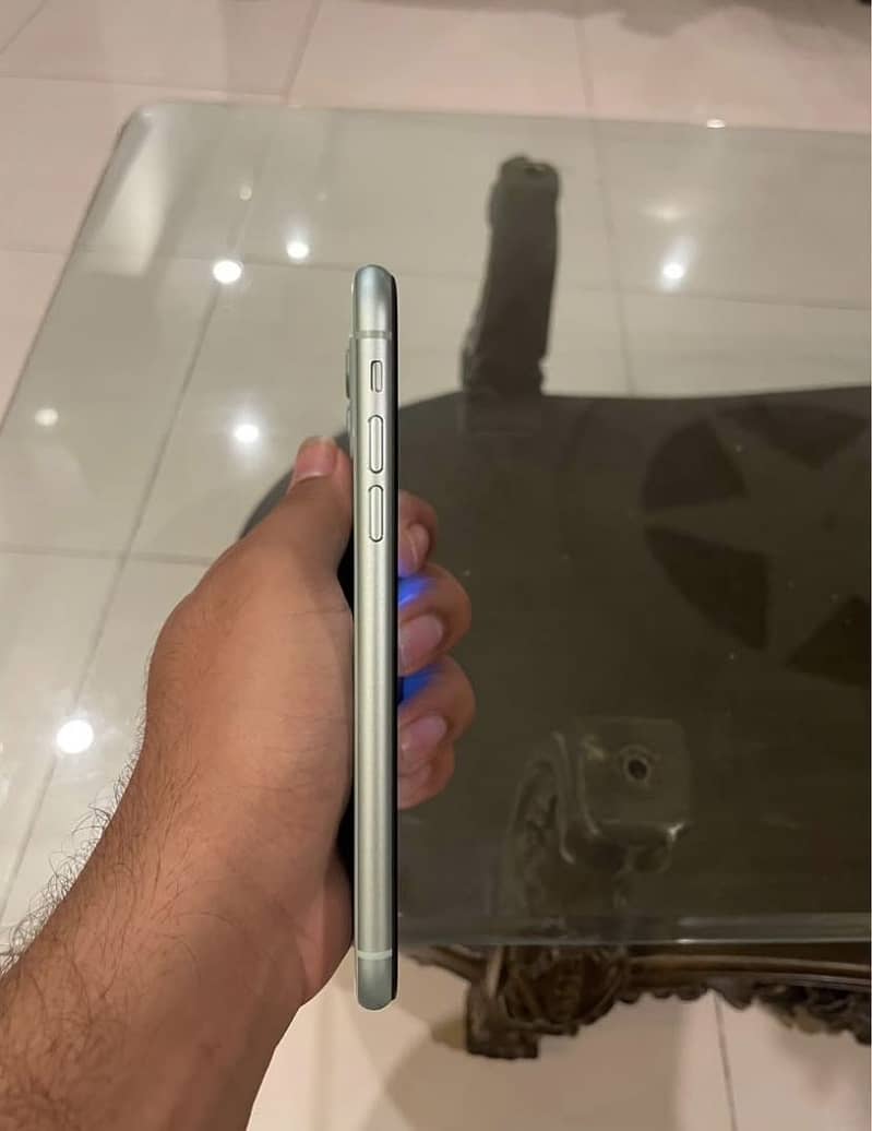 Apple iPhone 11 4