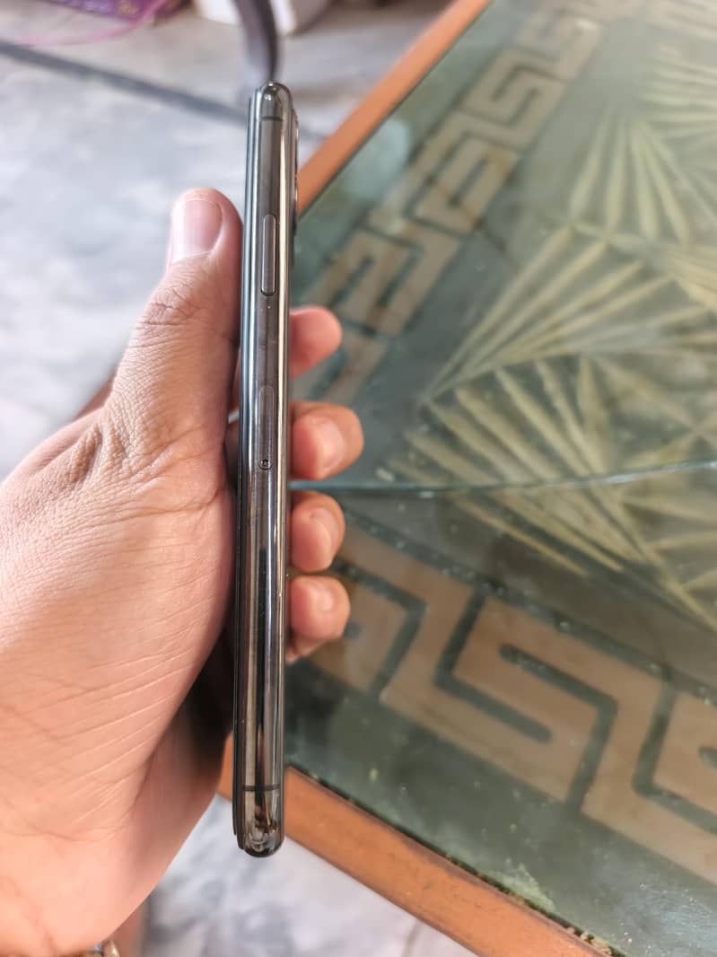 Apple iPhone 11 Pro Max 4