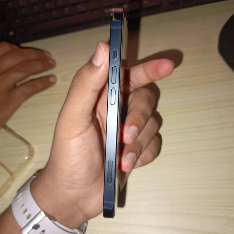 Apple iPhone 13 2
