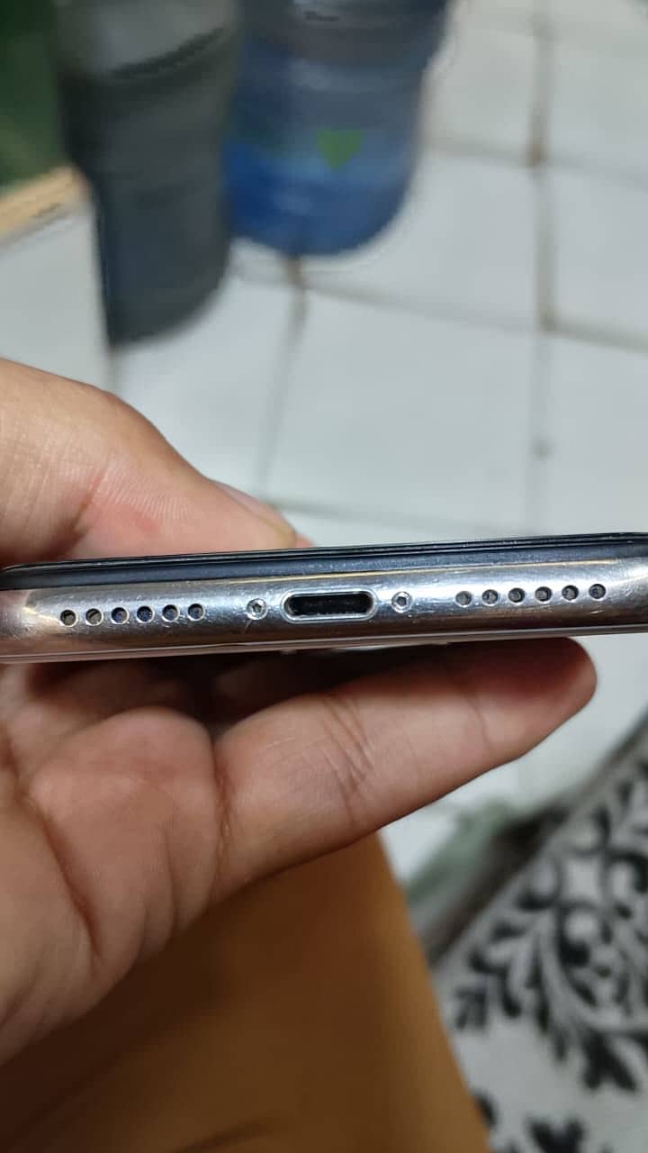 Apple iPhone X 4