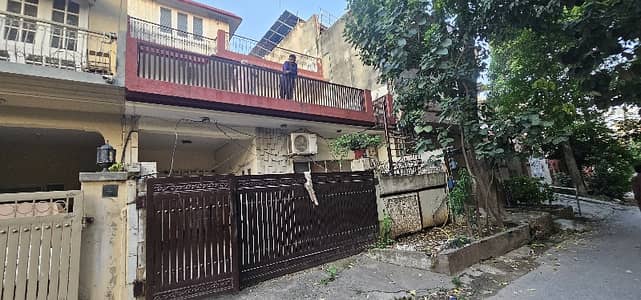 Park Face Uper Portion For Rent
