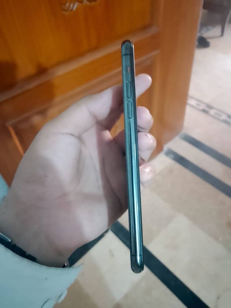 Apple iPhone 11 Pro Max 4