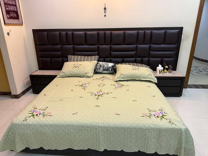 Strong and solid wooden bed 0