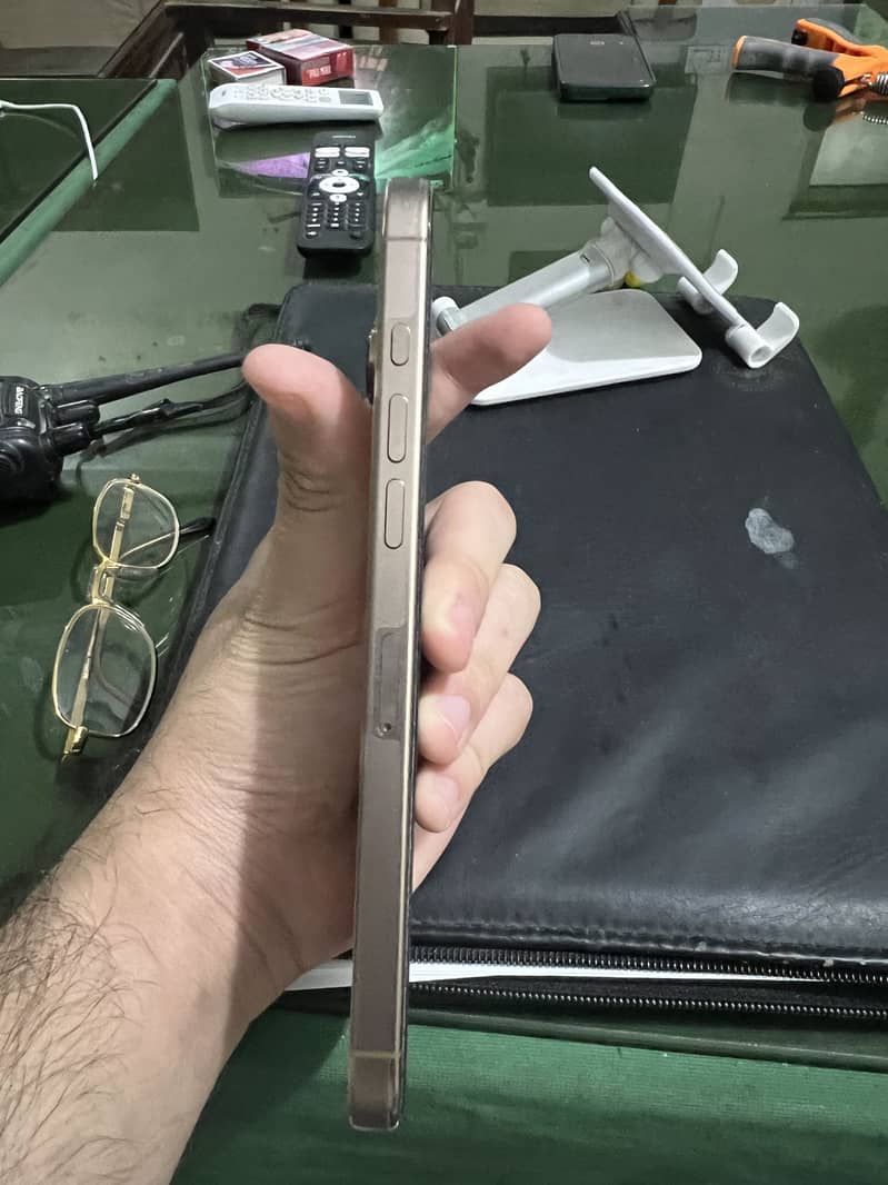 Apple iPhone 16 Pro Max 1