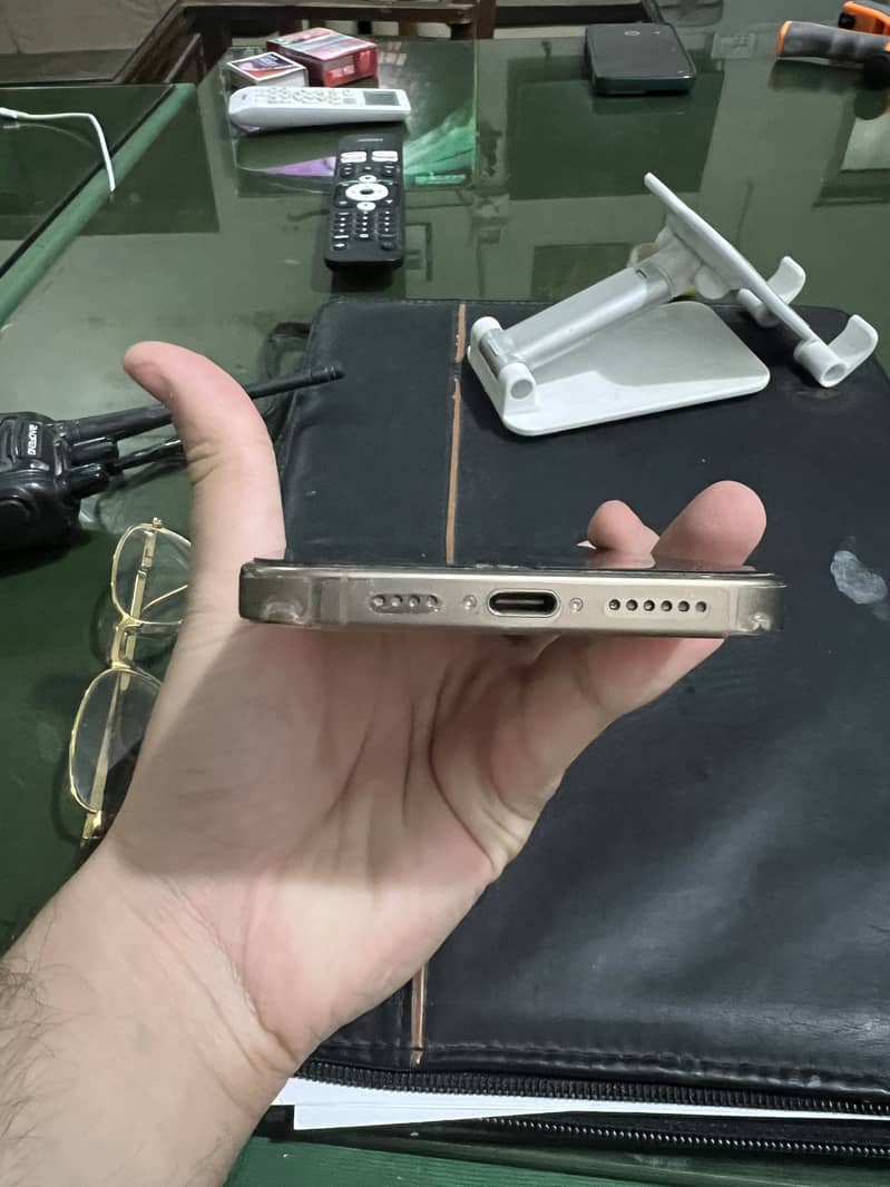 Apple iPhone 16 Pro Max 2