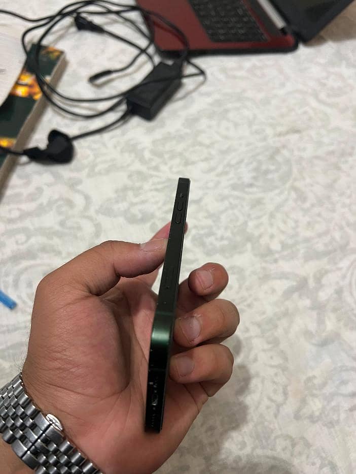 Apple iPhone 13 4