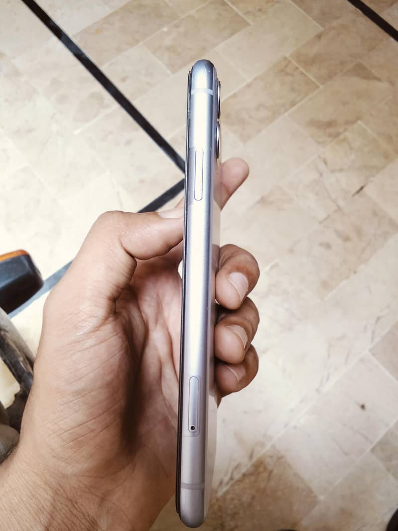 Apple iPhone 11 4