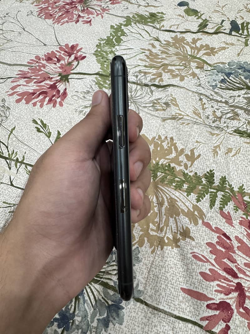 Apple iPhone 11 Pro 4